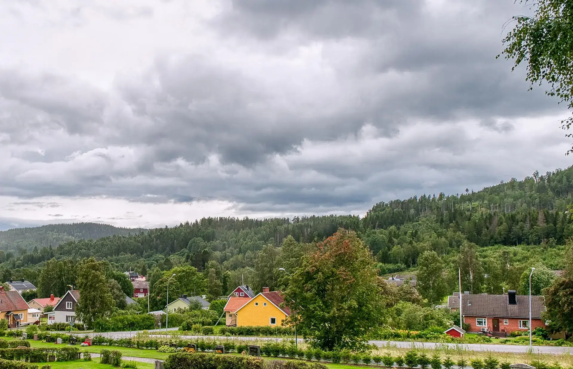 Rörmokeriverkstad med kopparrör, mässingsventiler och verktyg på träbänk.